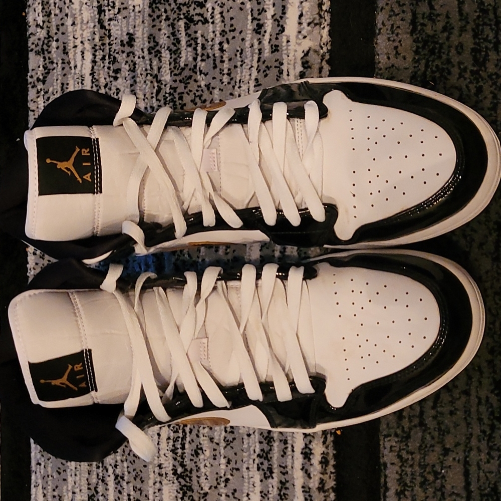 Size 12 men's black,Gold,White Nike Jordan's